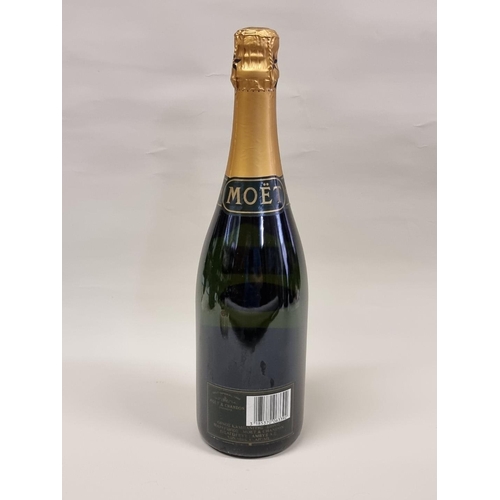 122 - A 75cl bottle of Moet & Chandon 1992 Vintage Champagne, in card box.