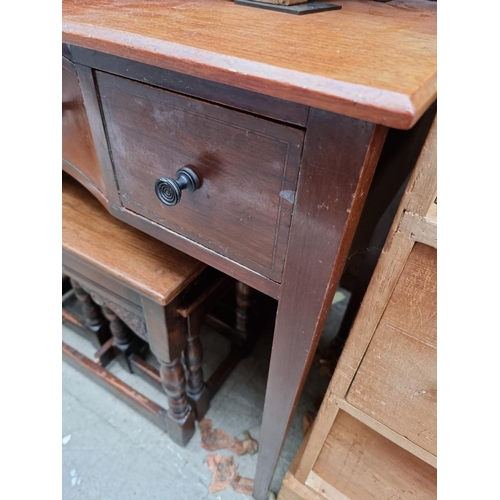 1013 - A late Victorian mahogany washstand, with concave frieze drawer, 100.5cm wide. ... 
