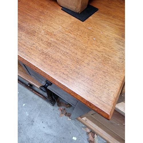 1013 - A late Victorian mahogany washstand, with concave frieze drawer, 100.5cm wide. ... 