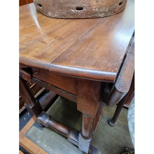 1045 - An 18th century mahogany gateleg table, possibly Irish, with two opposing frieze drawers, 116cm wide... 