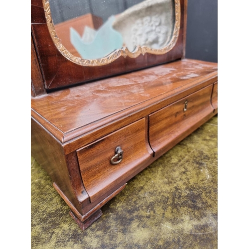 1067 - A George III mahogany toilet mirror, 43cm wide. 