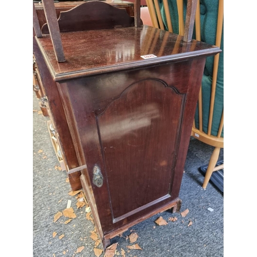 1075 - An Edwardian mahogany bedside cupboard, 41cm wide. 