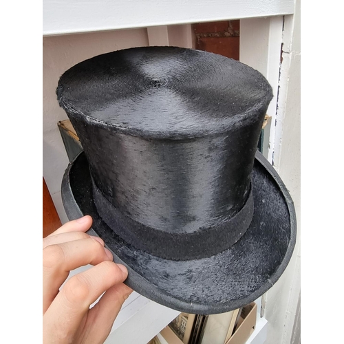 1160 - An old top hat, in box. 