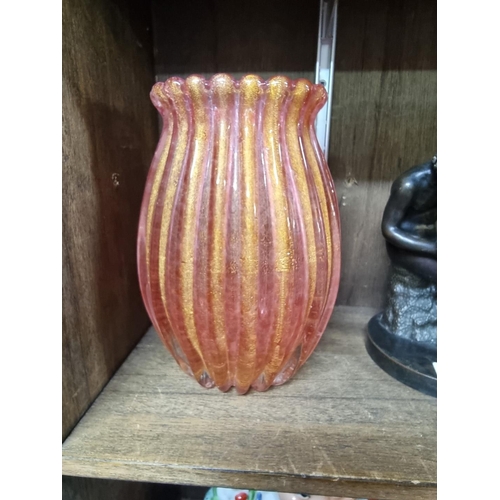 1387 - A Venetian pink and gilt ribbed glass vase, 22cm high. 