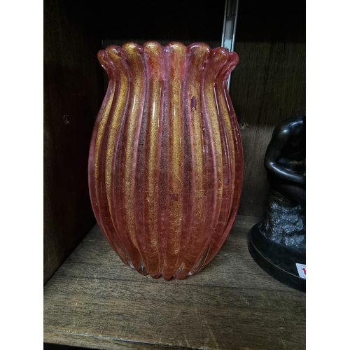 1387 - A Venetian pink and gilt ribbed glass vase, 22cm high. 