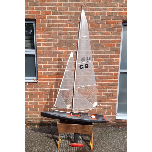 1564 - A large racing pond yacht, the hull 127cm.