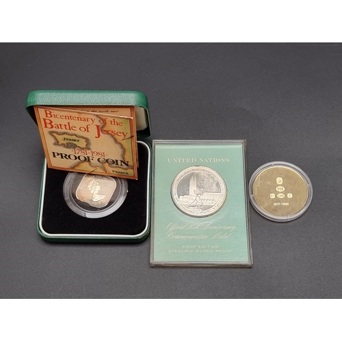 137 - Coins: a 1970 'UN Official 25th Anniversary' sterling silver commemorative medal; together with a ca... 