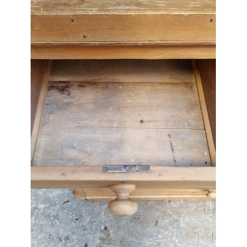 1006 - A Victorian pine chest of drawers, 97.5cm wide. 