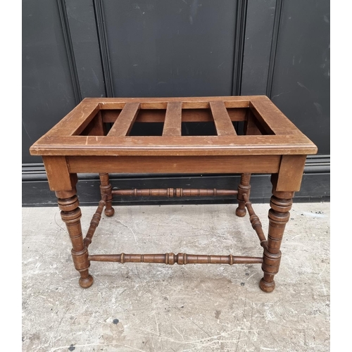 1070 - An Edwardian walnut luggage stand, 65.5cm wide.