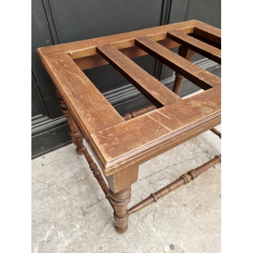 1070 - An Edwardian walnut luggage stand, 65.5cm wide.