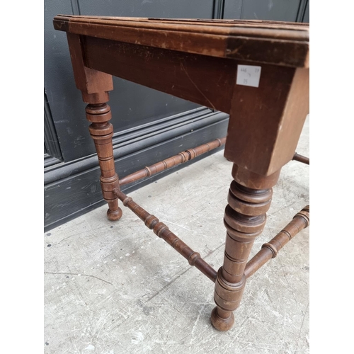 1070 - An Edwardian walnut luggage stand, 65.5cm wide.