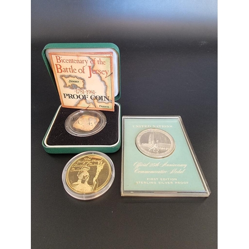 137 - Coins: a 1970 'UN Official 25th Anniversary' sterling silver commemorative medal; together with a ca... 