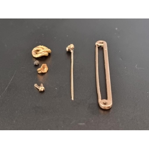 482 - A 9ct gold tie pin, 2.2g.