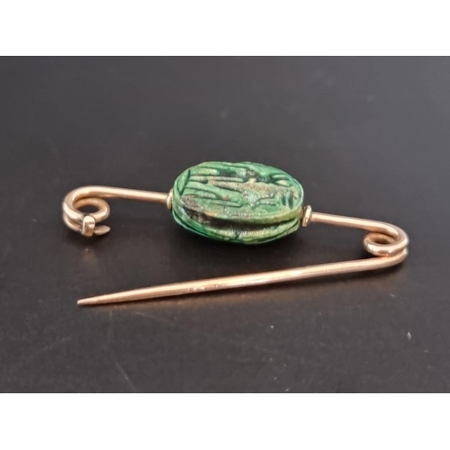 513 - An early 20th century yellow metal bar brooch, set central revolving green ceramic scarab beetle, 4c... 