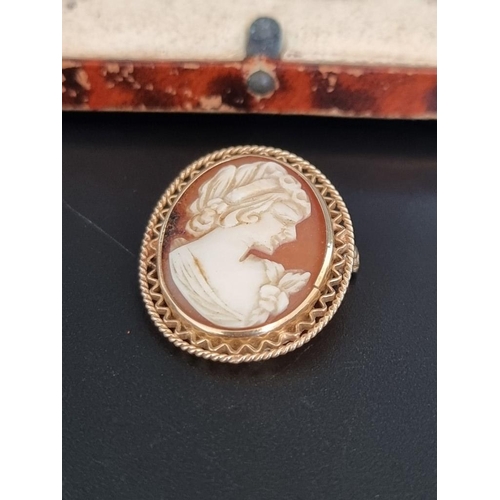 558 - A 9ct gold carved shell cameo, 3cm high; together with a cased pair of cufflinks, stamped 9ct gold a... 