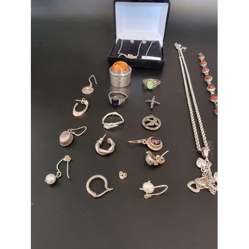 593 - A small quantity of silver and other jewellery, stamped 925; together with an amber lidded circular ... 