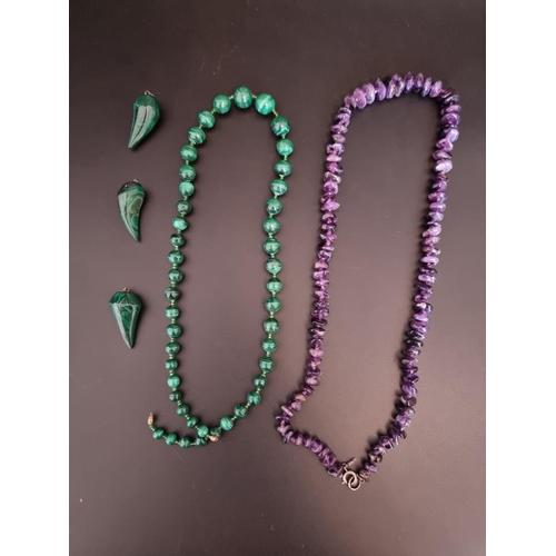 605 - A malachite graduated bead necklace, 55cm; together with four malachite tooth shaped pendants; and a... 