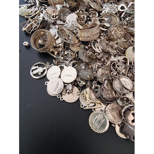 621 - A quantity of jewellery, comprising: white metal and other rings, pendants and necklaces.... 