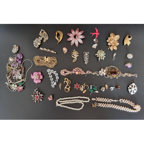 625 - A quantity of costume jewellery.