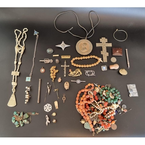 630 - A quantity of costume jewellery.