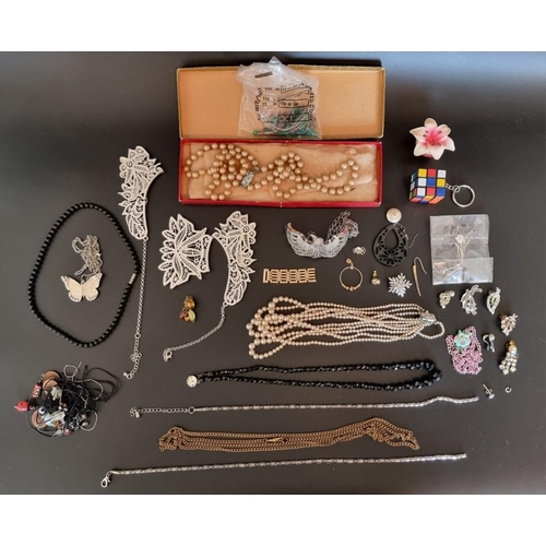 632 - A quantity of costume jewellery.