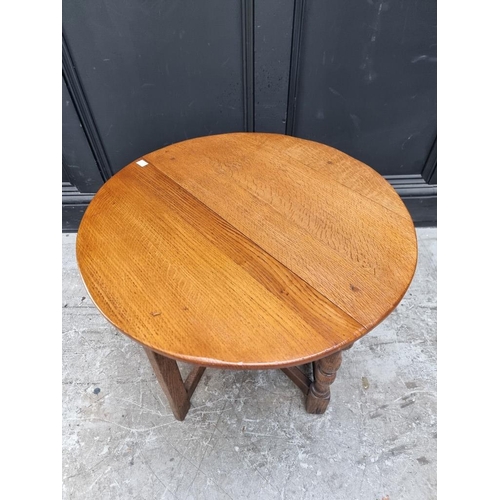 1039 - A small reproduction oak credance table, 80.5cm wide.