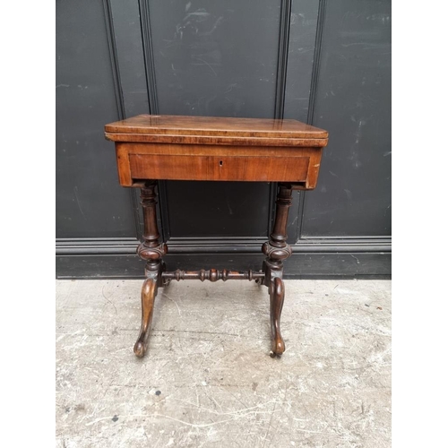 1066 - A Victorian figured walnut and inlaid combined games and work table, 55.5cm wide, (lacking bag).... 