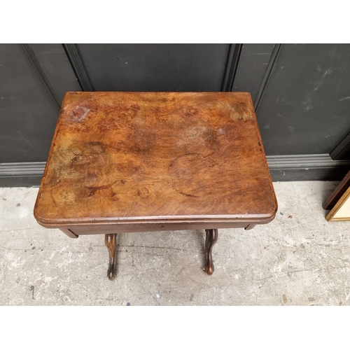 1066 - A Victorian figured walnut and inlaid combined games and work table, 55.5cm wide, (lacking bag).... 