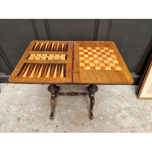 1066 - A Victorian figured walnut and inlaid combined games and work table, 55.5cm wide, (lacking bag).... 