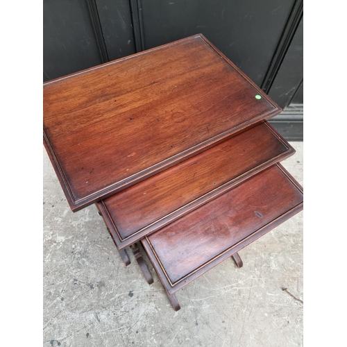 1069 - A nest of three mahogany occasional tables, largest 48cm wide. 