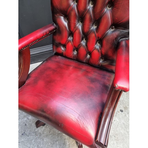 1095 - A reproduction leather revolving desk chair. 