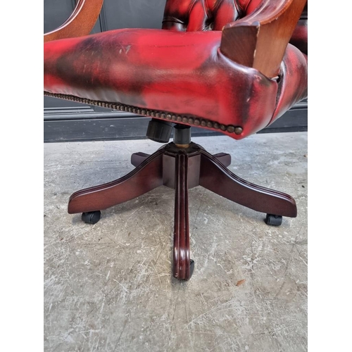 1095 - A reproduction leather revolving desk chair. 