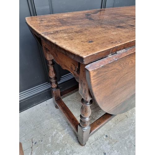 1115 - An early 18th century oak gateleg table, with two opposing frieze drawers, 145.5cm long. ... 