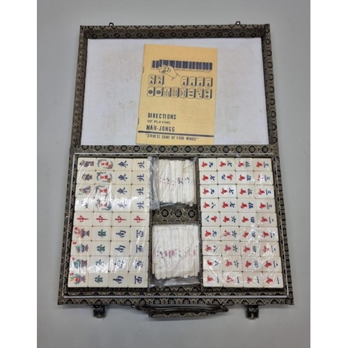 1322 - A bone and bamboo mahjong set, boxed.