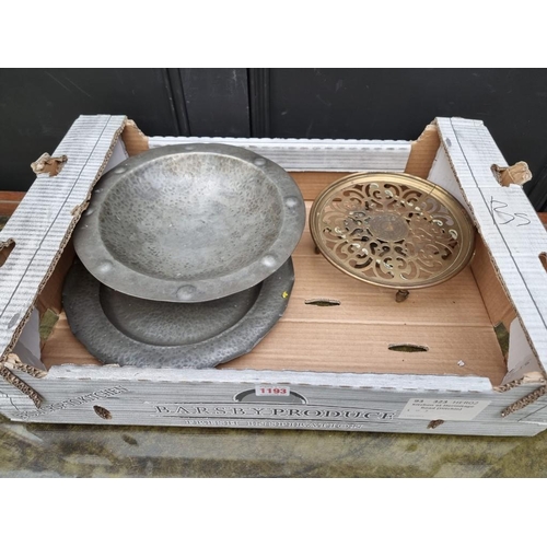 1193 - A small group of metalware, to include an antique copper chestnut roaster. (4)... 