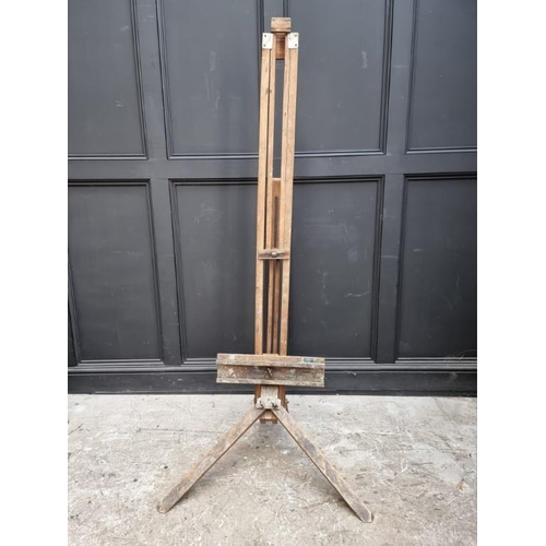 1677 - A vintage beech artist's easel, stamped 'Reeves'. 