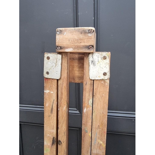 1677 - A vintage beech artist's easel, stamped 'Reeves'. 