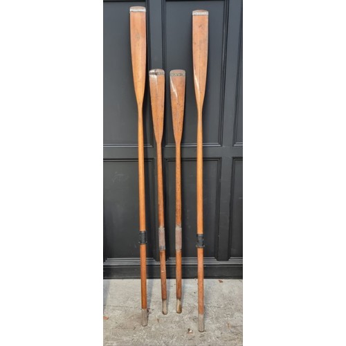 1400A - Two pair of vintage oars, largest225cm long. (4)