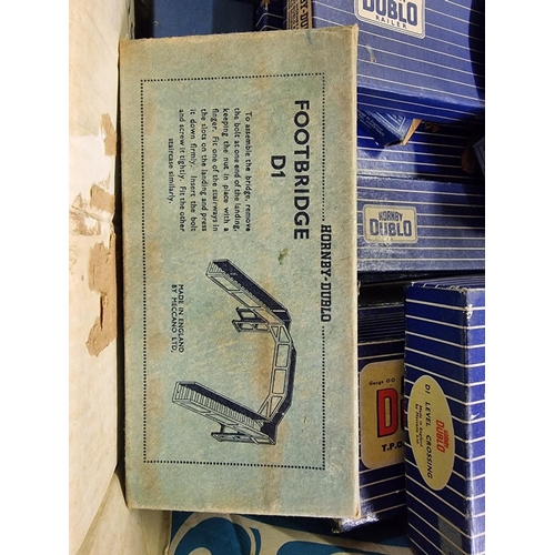 134 - Hornby Dublo: a collection of vintage (blue box) accessories, to include D1 Signal Cabin (x2), ... 