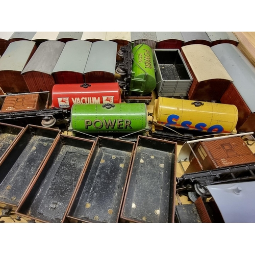 139 - Hornby 00 Gauge: a large group of vintage passenger coaches, oil tankers, goods wagons, etc. (t... 