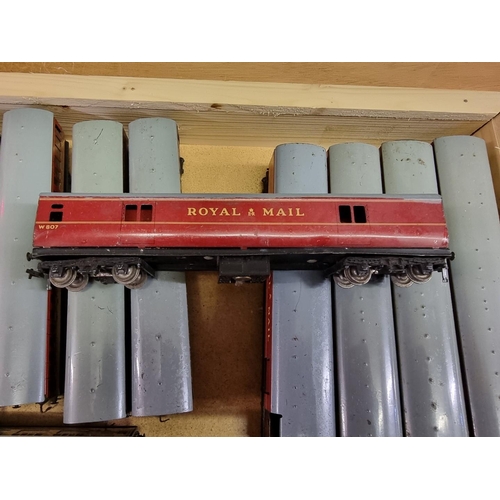 139 - Hornby 00 Gauge: a large group of vintage passenger coaches, oil tankers, goods wagons, etc. (t... 