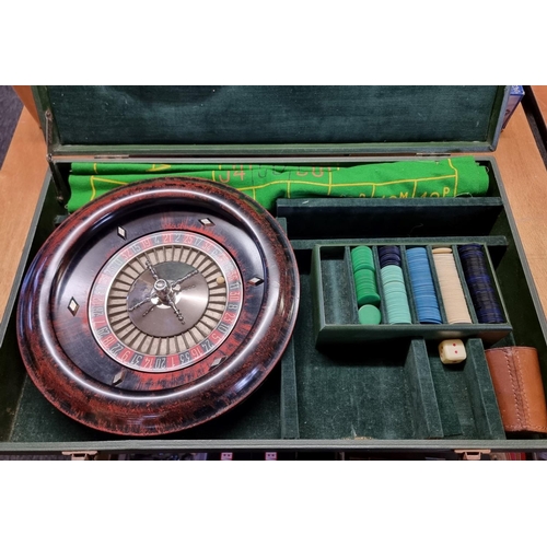 181 - Games Compendium: a vintage French games compendium, to include roulette; dominoes and backgammon, i... 