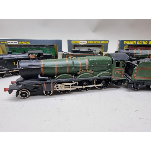 86 - Wrenn: a small group of locomotives and wagons, to include 'Devizes Castle' No.7002, with tender and... 