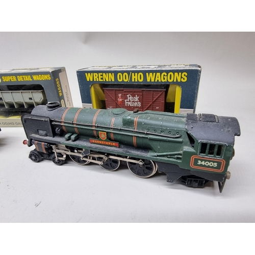 86 - Wrenn: a small group of locomotives and wagons, to include 'Devizes Castle' No.7002, with tender and... 