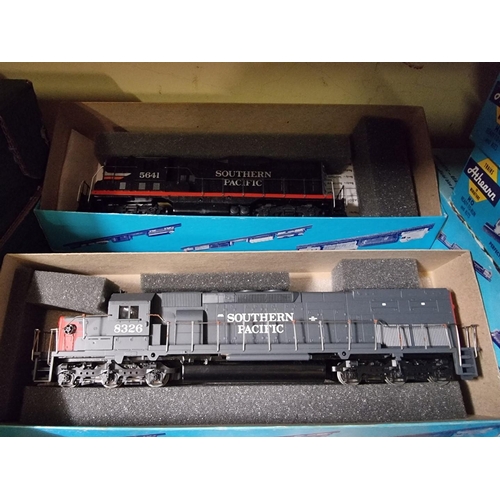 96 - Athearn: a collection of HO gauge, comprising: 4 locomotives, to include Southern Pacific 'Blac... 