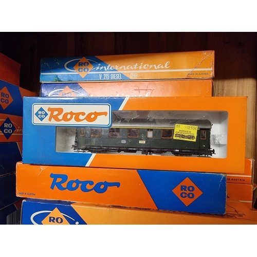 99 - Roco: a large collection of H0 gauge locomotives, coaches and freight wagons, all boxed.... 