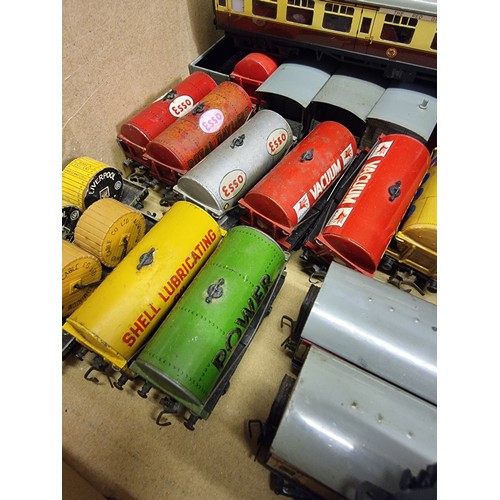 149 - Hornby 00 Gauge: a large group of vintage passenger coaches, oil tankers, goods wagons, etc.... 