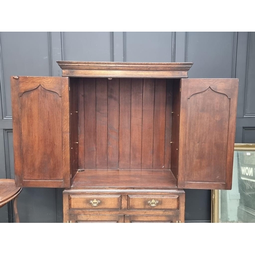 1062 - A good reproduction 'Ipswich' oak press cupboard, 103cm wide.