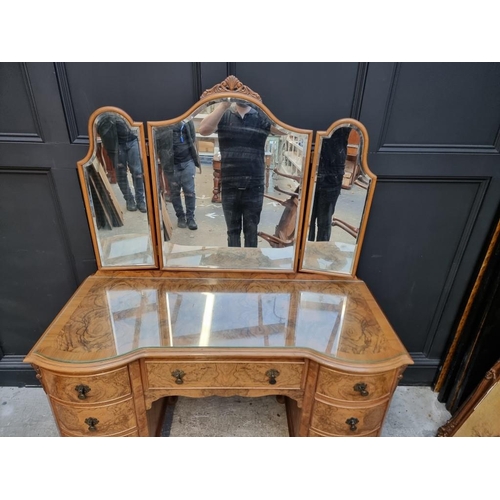 1063 - A good 1930s figured walnut mirror back dressing table, 124cm wide.