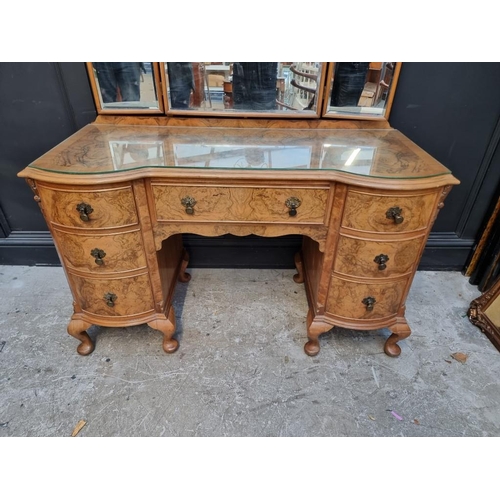 1063 - A good 1930s figured walnut mirror back dressing table, 124cm wide.